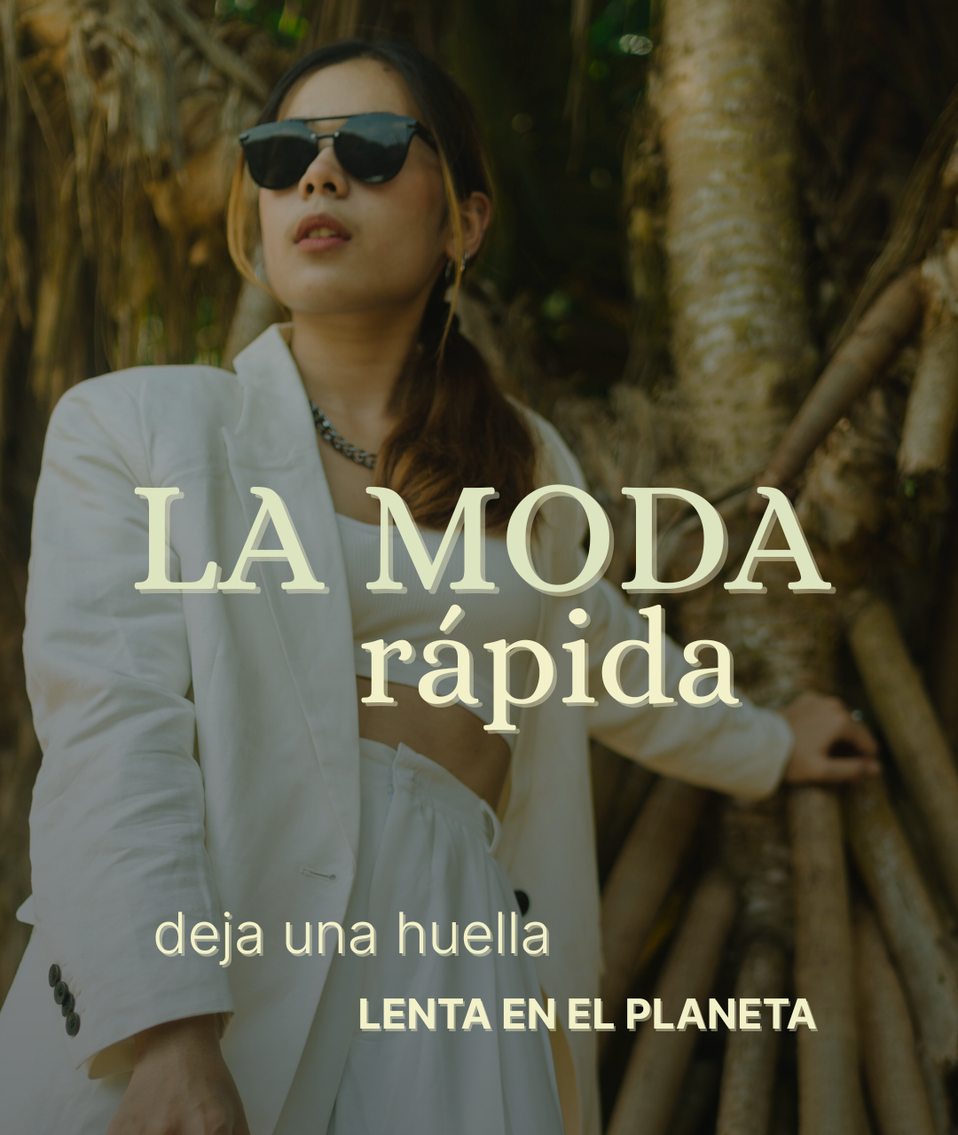 Mujer con outfit beige frente a raíces con mensaje sobre moda sostenible y fast fashion